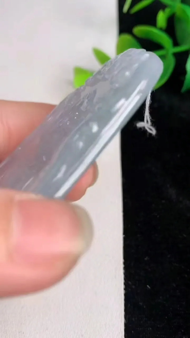 天然A货翡翠种白冰大势至菩萨吊坠，尺寸74.6-46.7-5.4，重量:43.10g
6月17日