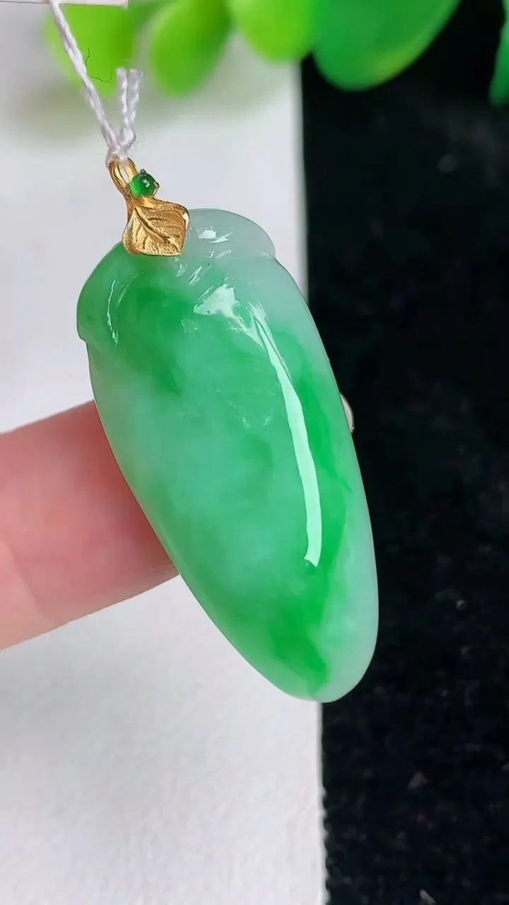 天然A货翡翠福瓜吊坠，尺寸31-14.3-5.6，重量:5.35g
6月17日