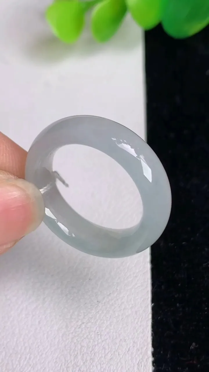 天然A货翡翠指环 戒指，尺寸18.4-6-3.6，重量:4.76g2025年6月17日
工厂直销收藏佳品,种好水足，色泽均匀，有种有色，上手高大气！