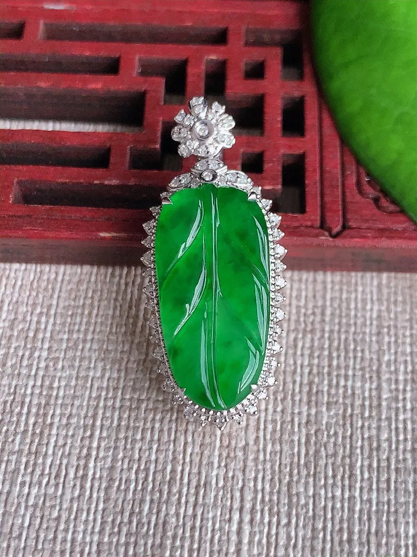 天然A货翡翠18K金伴满绿叶子金枝玉叶吊坠尺寸32.4×14×8.6裸石21×10.5m量4.96g