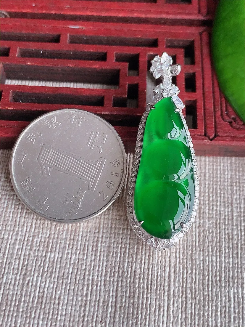 天然A货翡翠18K金伴满绿四季豆福豆平安豆吊坠尺寸42.2×14.2×10裸石28.7×11.5m量7.07g 0615