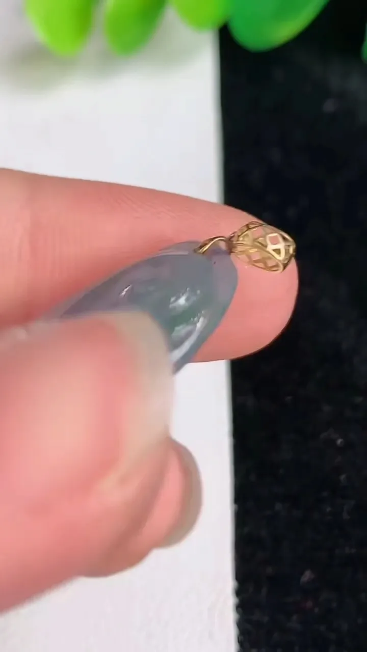 天然A货翡翠种紫罗兰 飘花如意吊坠，尺寸22.7-17-4.6，重量:3.36g
6月17日