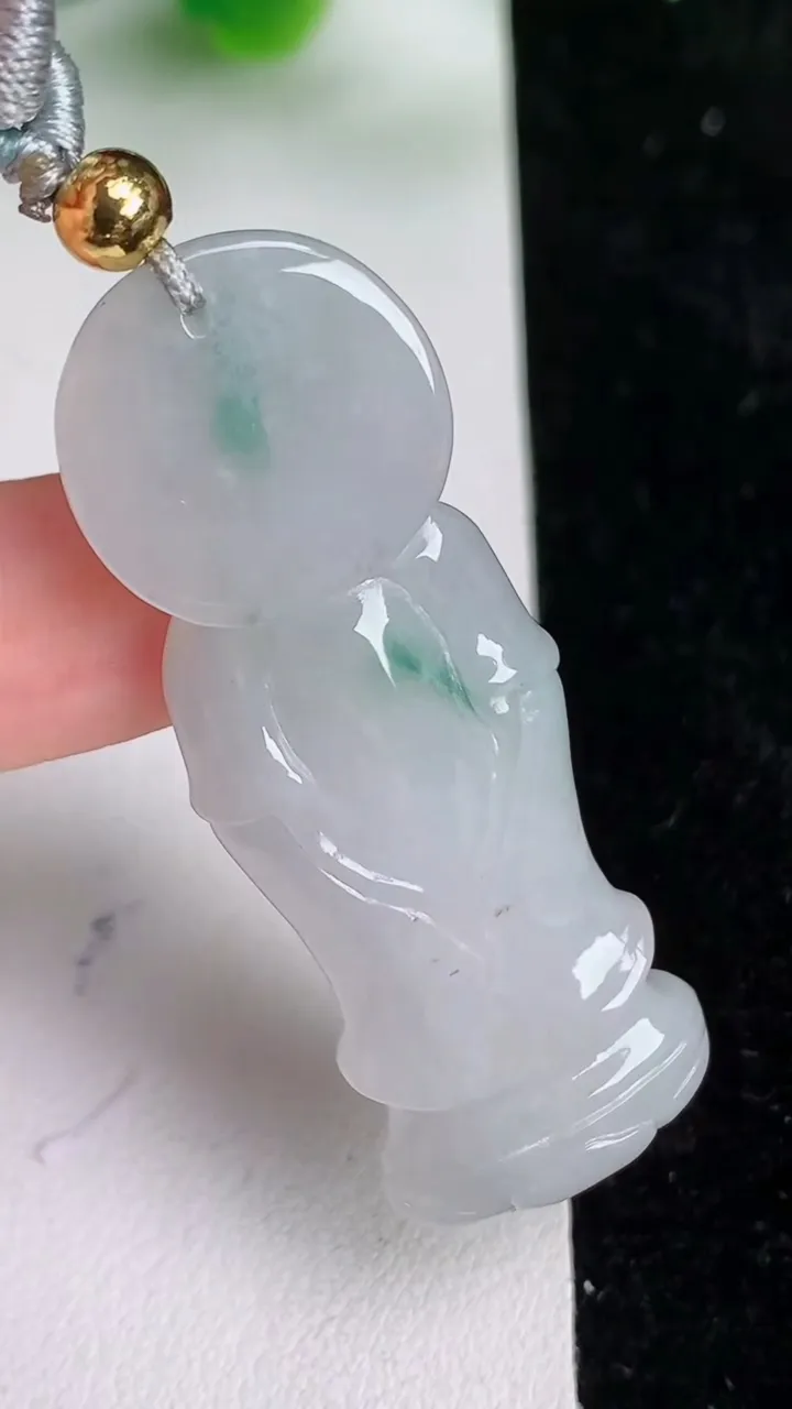 天然A货翡翠飘花观音菩萨吊坠，尺寸50.8-18.2-7.7，重:13.30g
6月17日
