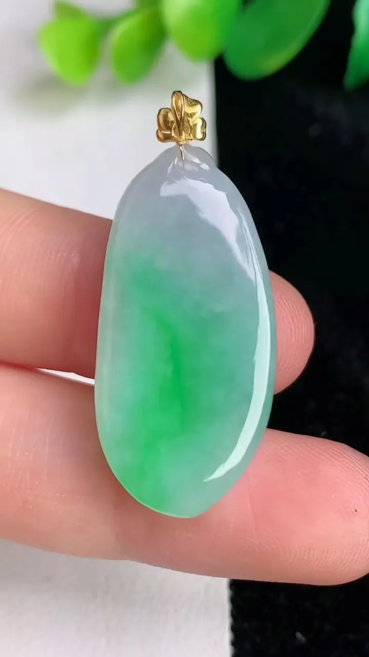 天然A货翡翠福瓜吊坠，尺寸31.3-15.3-7，重量:7.03g
6月17日