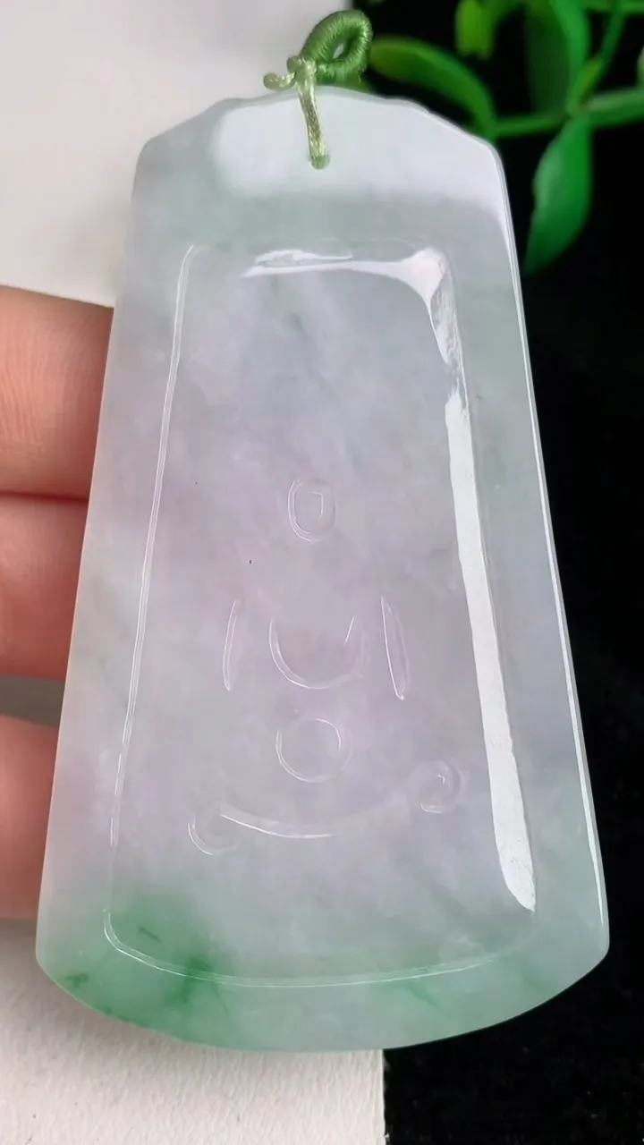 天然A货翡翠普贤菩萨吊坠，尺寸72-43.2-6，重量:37.53g
6月17日