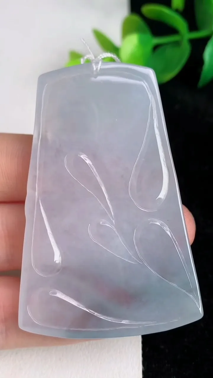 天然A货翡翠冰种飘花观音菩萨吊坠，尺寸58-38.7-5.6，重量:28.37g
6月17日