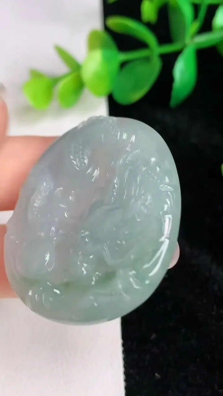 天然A货翡翠龙牌吊坠，尺寸40.4-35-5，重量:14.76g
6月17日