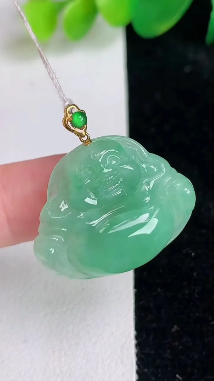 天然A货翡翠佛公吊坠，尺寸22.2-27.5-5.7，重量:5.40g
6月17日