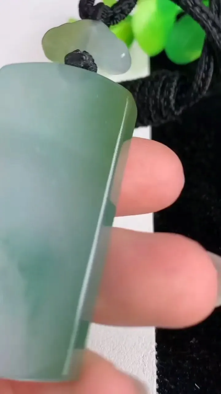 天然A货翡翠种飘花仿古无事牌吊坠，尺寸48.4-35.5-6.5，重量:35.38g
6月17日