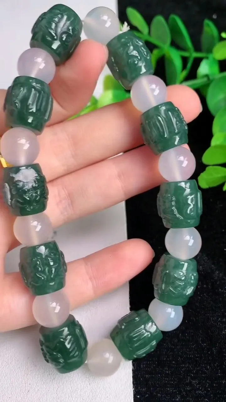 天然A货翡翠货蓝水六字真言 路路通手串10颗，尺寸13，重:54.27g6月17日
工厂直销收藏佳品,种好水足，色泽均匀，有种有色，上手高大气！