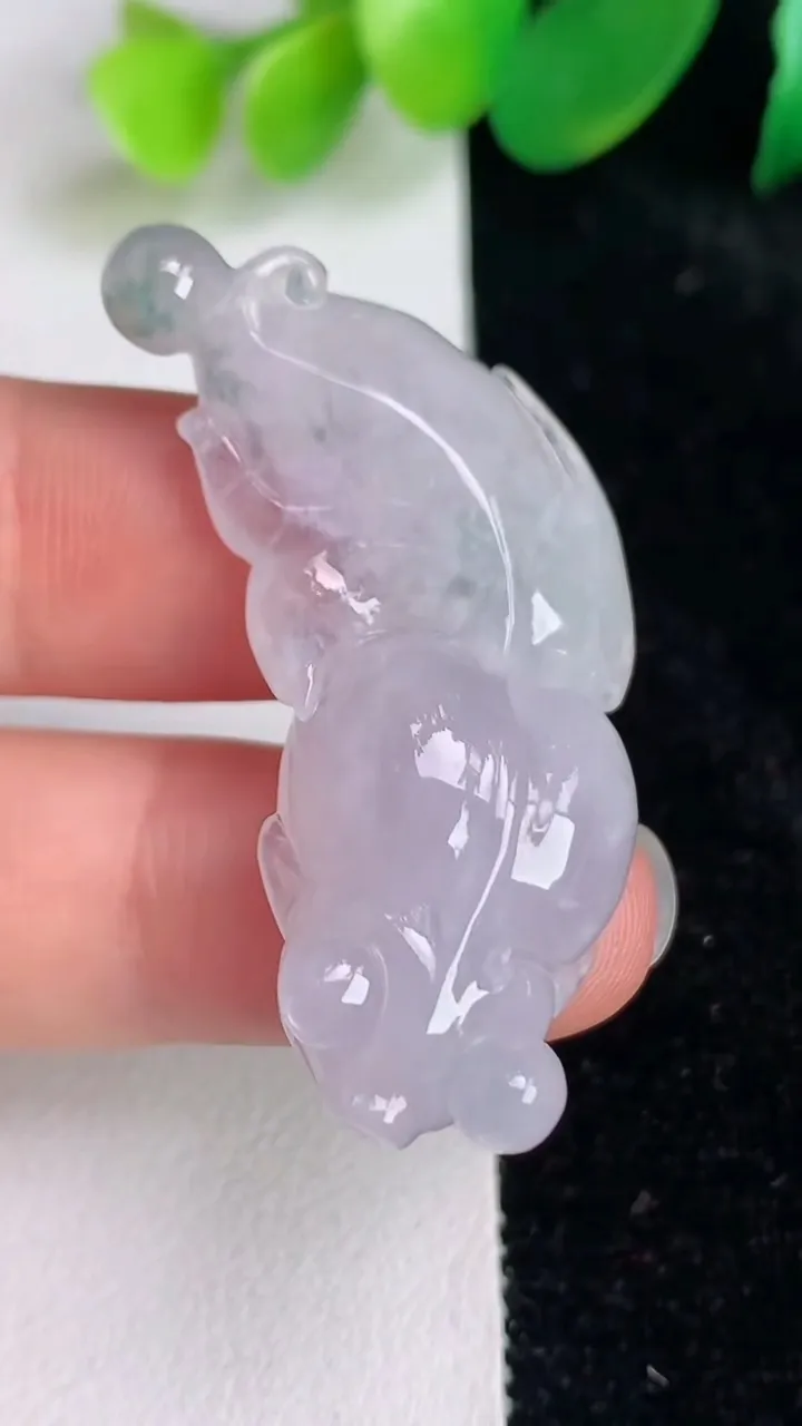 天然A货翡翠年年有余吊坠，尺寸41.4-19.5-8.2，重量:10.30g
6月17日