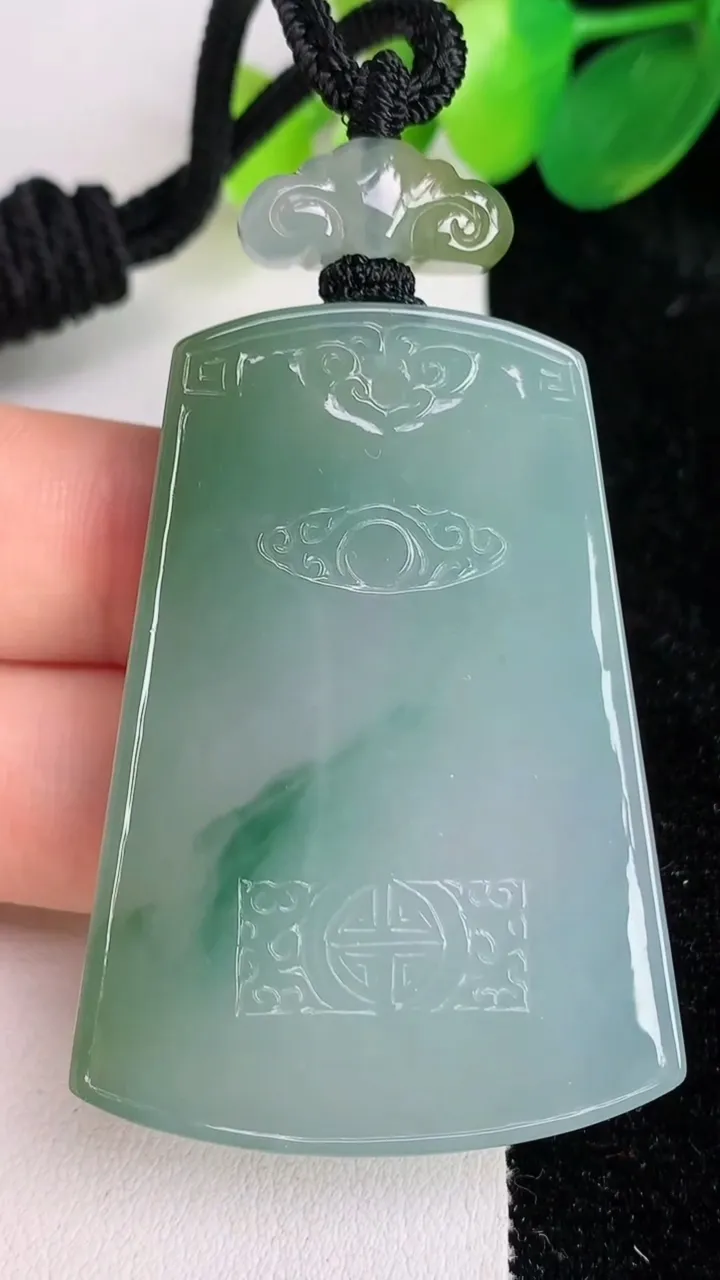天然A货翡翠种飘花仿古无事牌吊坠，尺寸48.4-35.5-6.5，重量:35.38g
6月17日