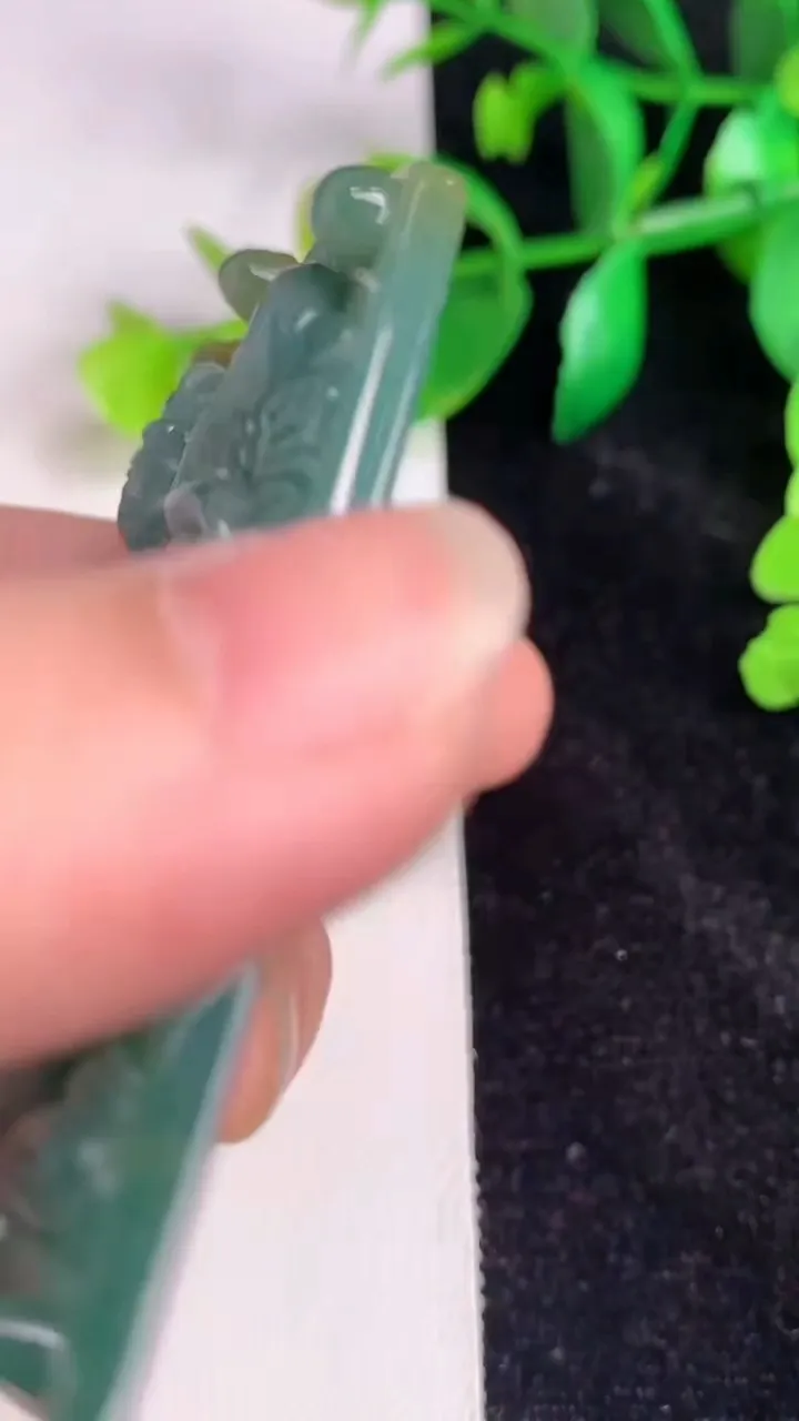 天然A货翡翠双彩蓝水御龙观音菩萨吊坠，尺寸62-45-8，重:43.11g
6月17日