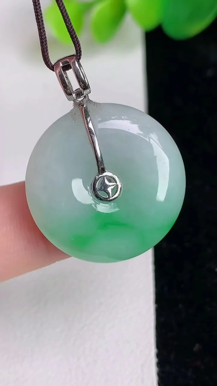 天然A货翡翠平安扣吊坠，尺寸22.4-5.5，重量:6.40g
6月17日