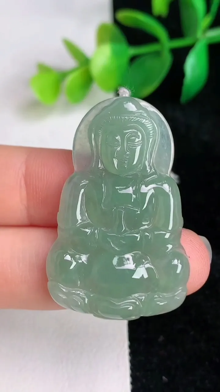 天然A货翡翠正装观音菩萨吊坠，尺寸39-25.2-4，重量:6.80g
6月17日