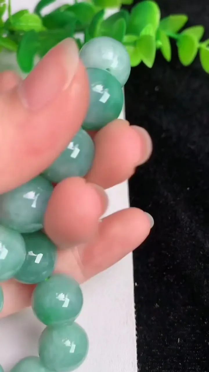 天然A货翡翠圆珠手串，尺寸13，重:61.73g6月17日
工厂直销收藏佳品,种好水足，色泽均匀，有种有色，上手高大气！