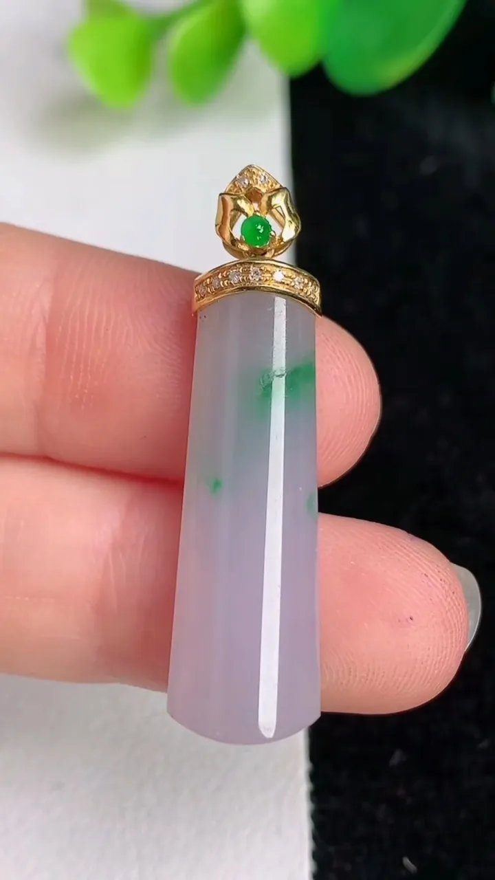 天然A货翡翠种飘花平安柱吊坠，尺寸35.8-28.8-9.8-4.8，重量:4.00g
6月17日