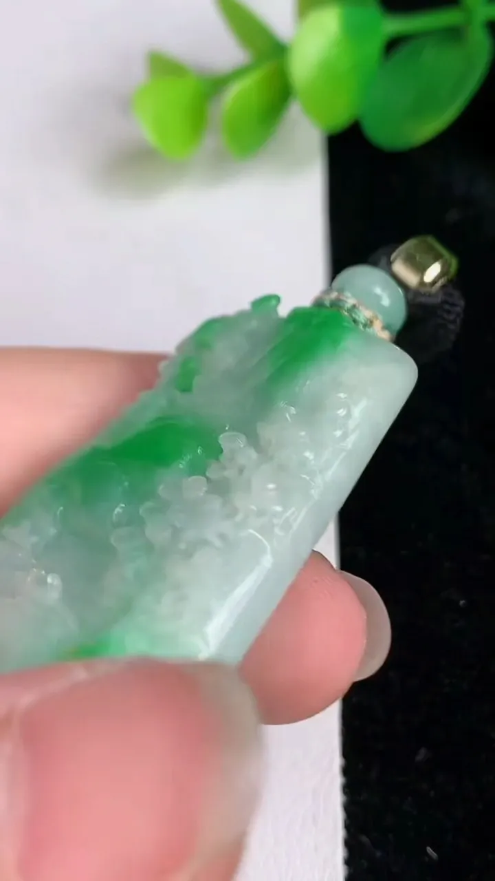 天然A货翡翠山水牌吊坠，尺寸42.8-29.2-7.4，重量:26.85g
6月17日