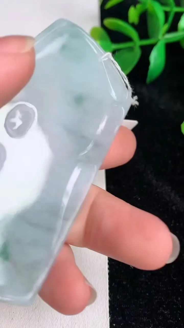 天然A货翡翠飘花大日如来吊坠，尺寸69.2-45-5，重量:35.58g
6月17日