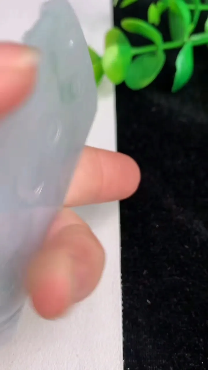天然A货翡翠冰种飘花阿弥陀佛吊坠，尺寸65.5-41-5，重量:33.08g
6月17日