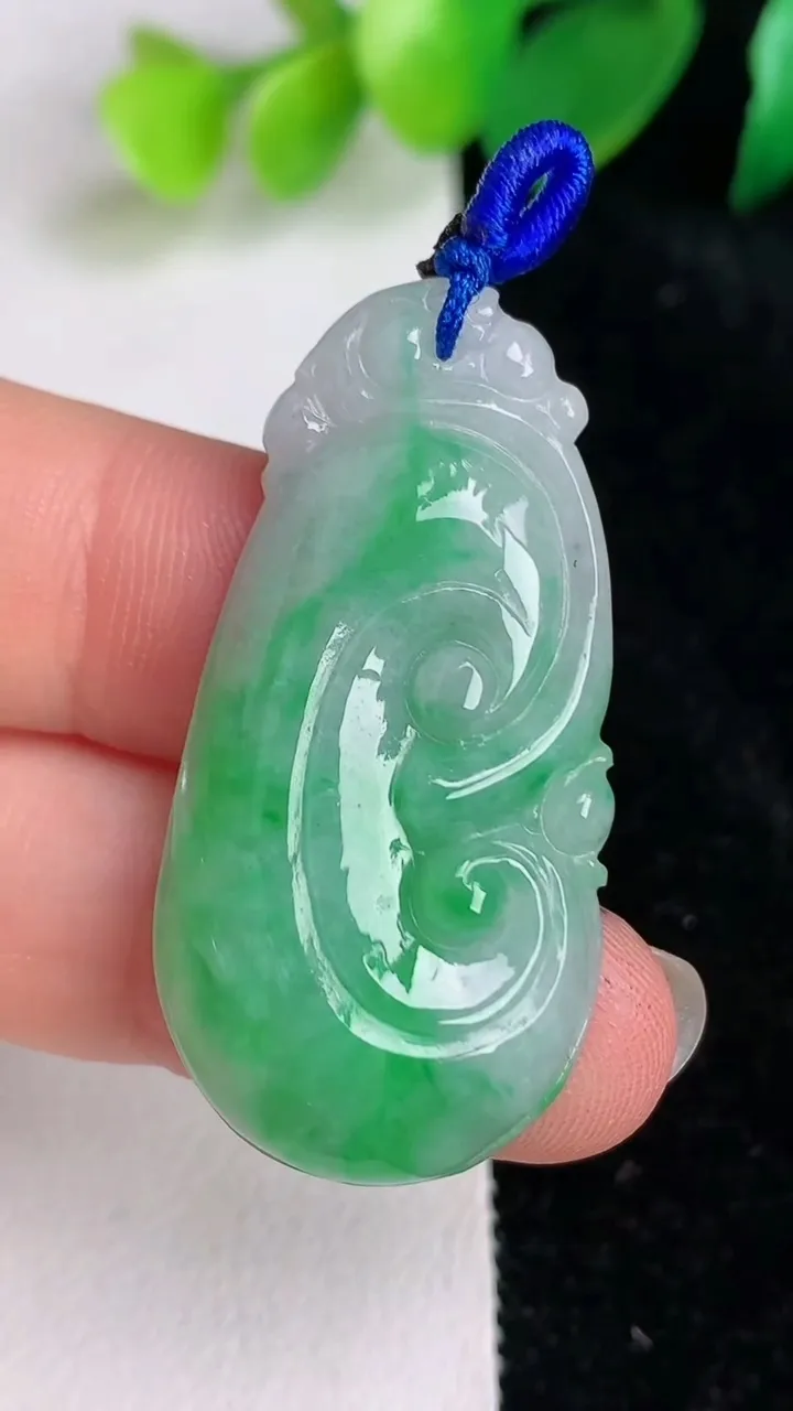 天然A货翡翠如意吊坠，尺寸38-19.3-6.2，重量:8.03g
6月17日