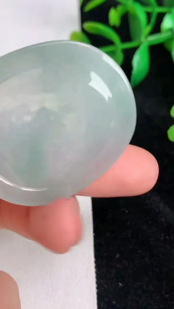 天然A货翡翠生肖鼠 鼠牌吊坠，尺寸41-35.5-5，重量:13.50g
6月17日