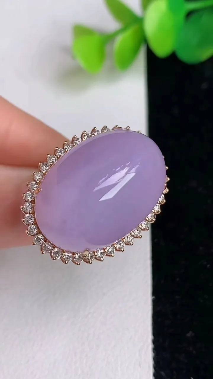 天然A货翡翠18k金紫罗兰蛋面戒指，尺寸18.3-23-16.3，重量:12.52g2025年6月17日
工厂直销收藏佳品,种好水足，色泽均匀，有种有色，上手高大气！