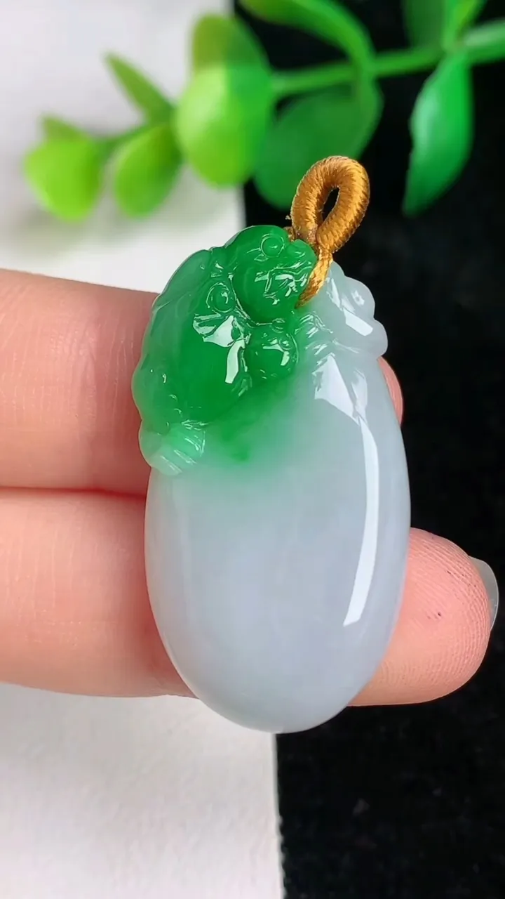 天然A货翡翠福瓜吊坠，尺寸34-18.2-5.5，重量:7.86g
6月17日
