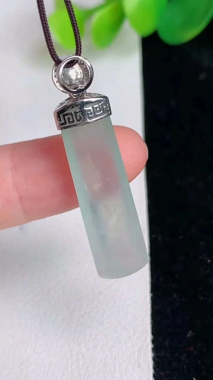 天然A货翡翠种白冰平安柱吊坠，尺寸30.4-8.7-4，重量:3.32g
6月17日