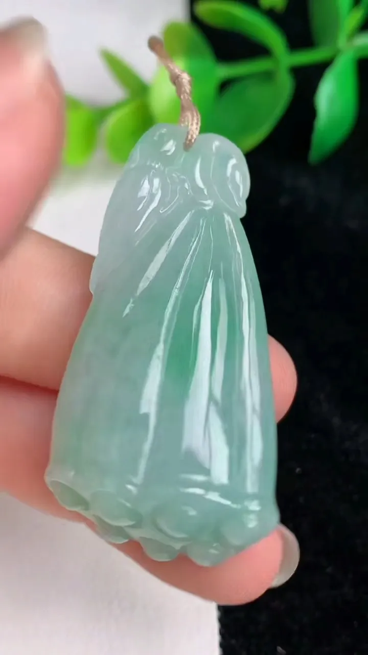 天然A货翡翠莲蓬吊坠，尺寸43.3-22.8-11.3，重量:16.00g
6月17日