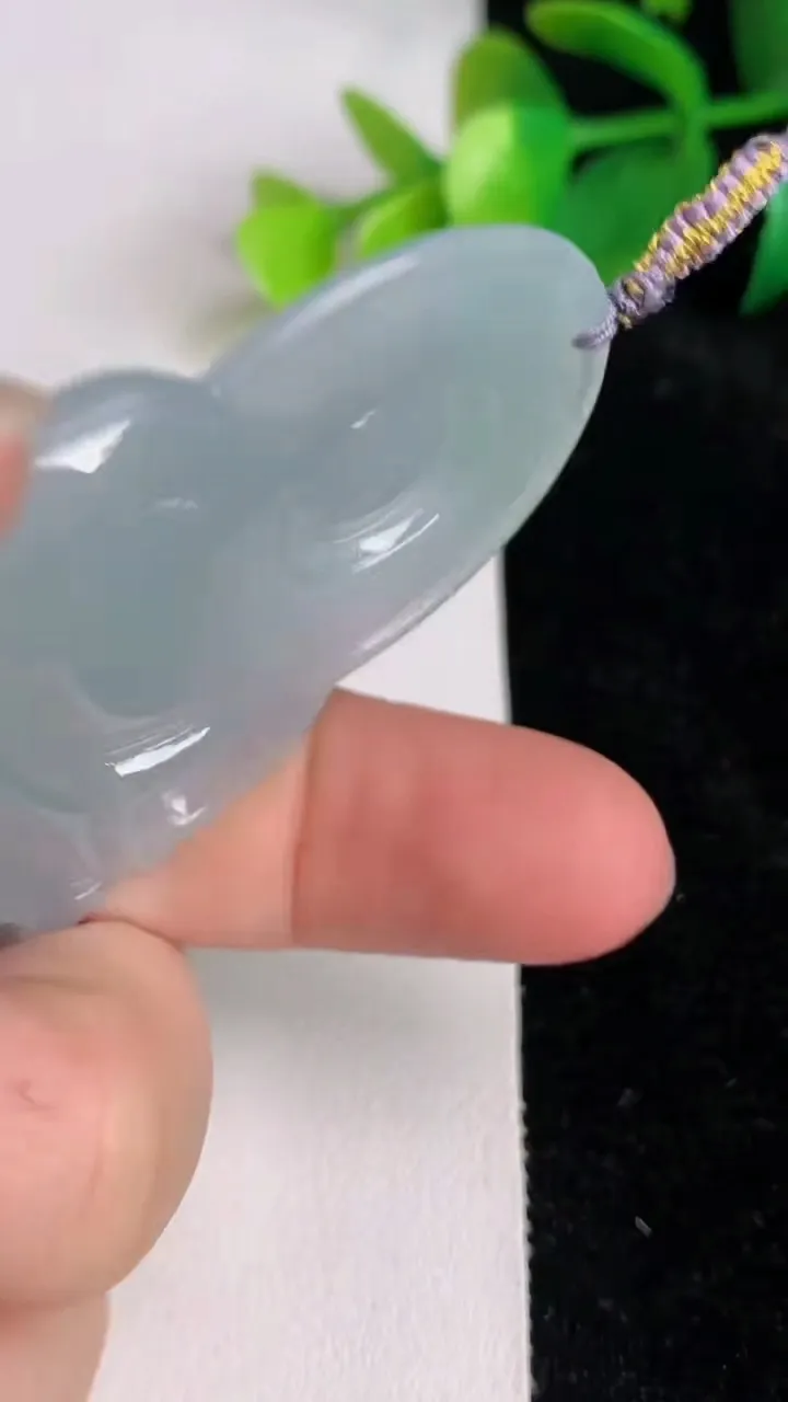 天然A货翡翠正装观音菩萨吊坠，尺寸64-40.4-5.2，重量:25.12g
6月17日