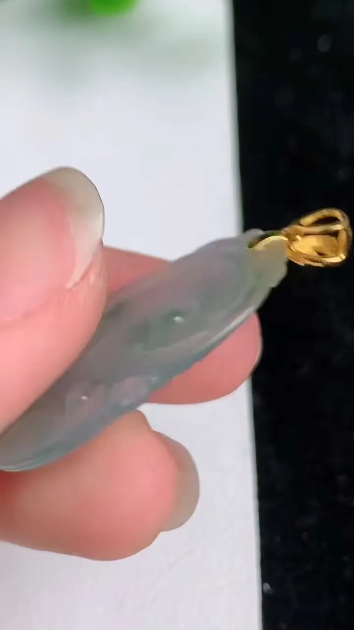 天然A货翡翠飘花如意吊坠，尺寸29-17-4，重:4.27g
6月17日