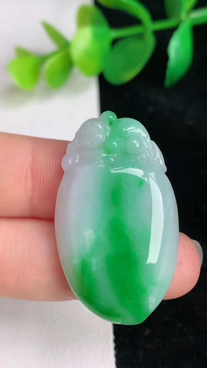 天然A货翡翠福瓜吊坠，尺寸37-21.3-5，重量:8.48g
6月17日