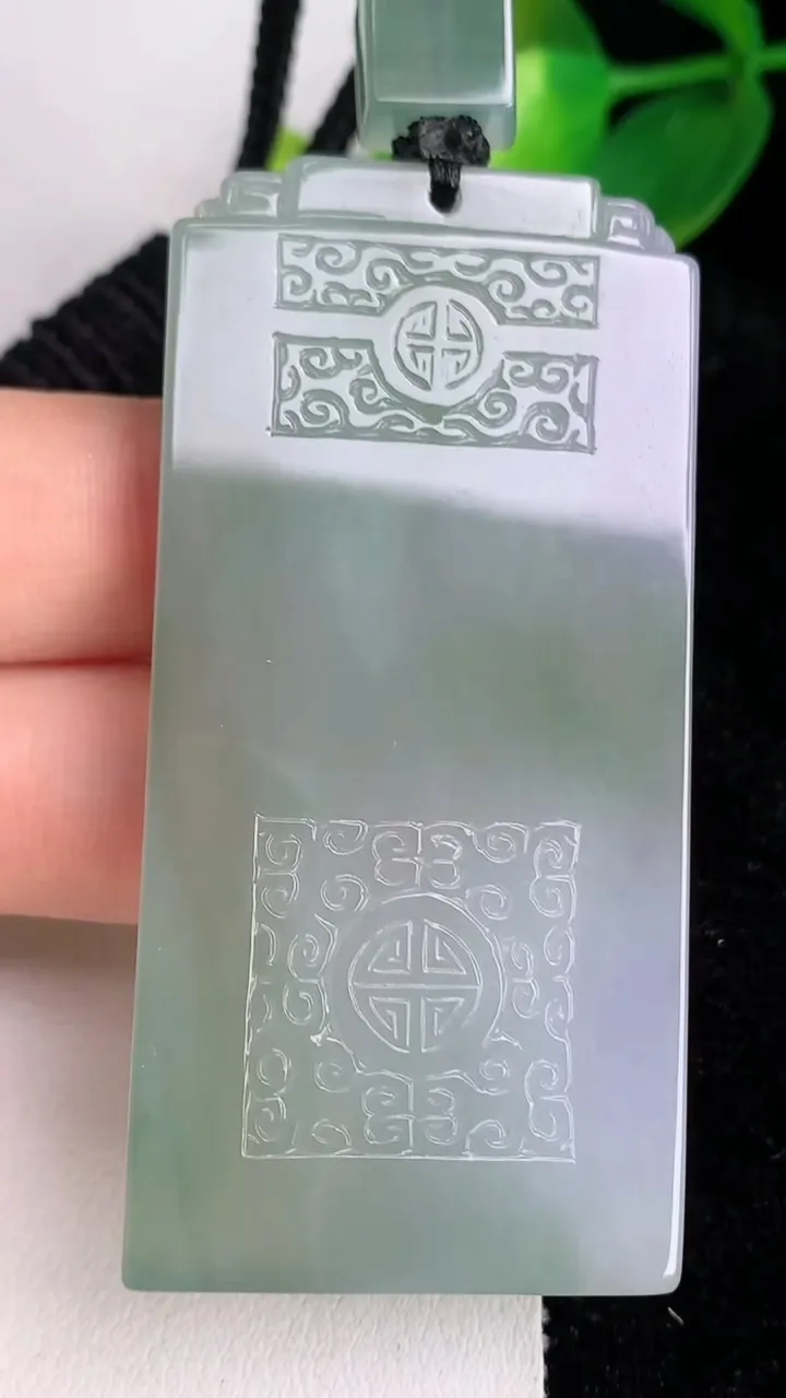 天然A货翡翠仿古无事牌吊坠，尺寸61.7-29.8-5.8，重量:41.26g
6月17日