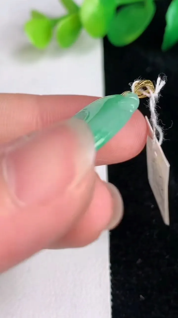 天然A货翡翠如意吊坠，尺寸30-18.3-4.7，重量:5.25g
6月17日