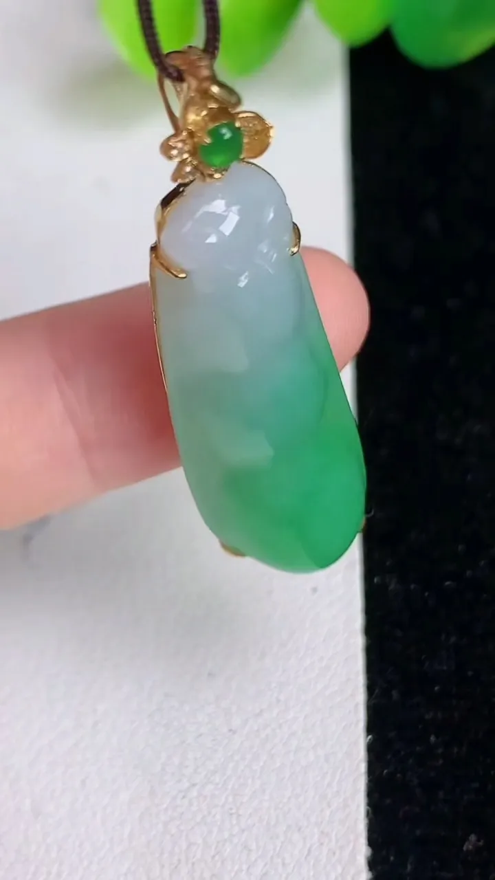 天然A货翡翠福豆吊坠，尺寸40.3-31.3-11.6-8.8，重量:6.23g
6月17日