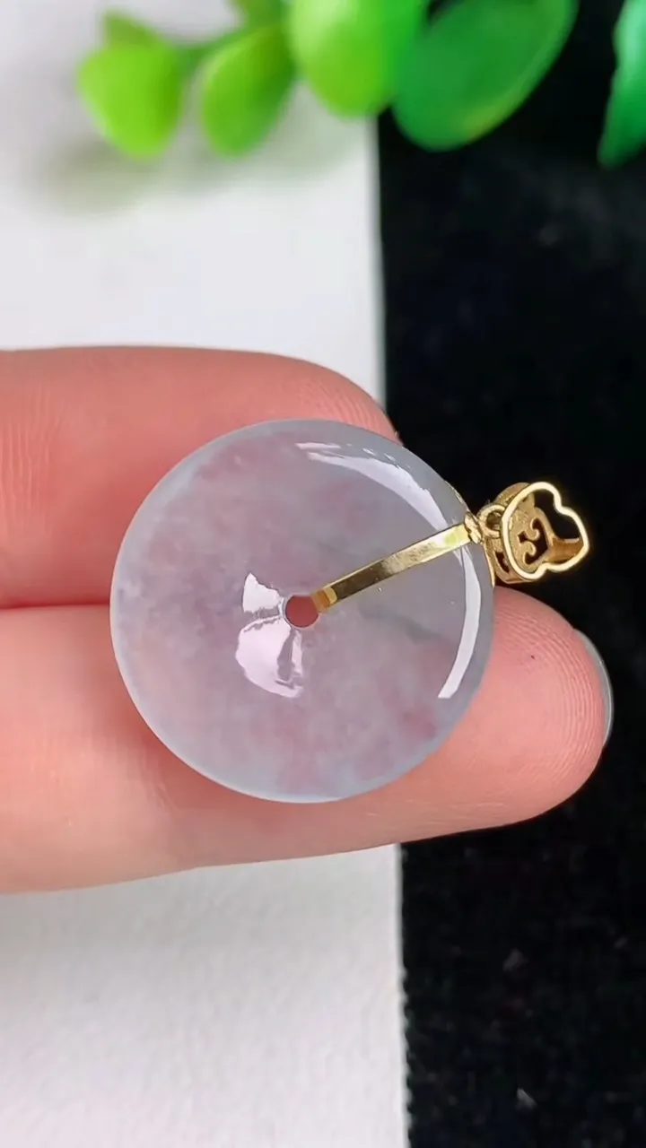 天然A货翡翠种飘花平安扣吊坠，尺寸19.7-3.6，重量:3.54g
6月17日