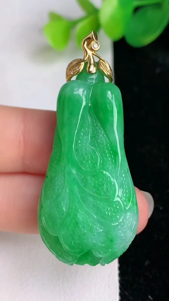 天然A货翡翠白菜吊坠，尺寸48.2-21.3-10.3，重量:17.45g
6月17日