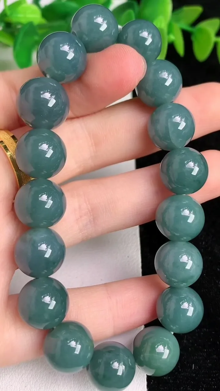 天然A货翡翠圆珠手串，尺寸12，重:48.73g6月17日
工厂直销收藏佳品,种好水足，色泽均匀，有种有色，上手高大气！