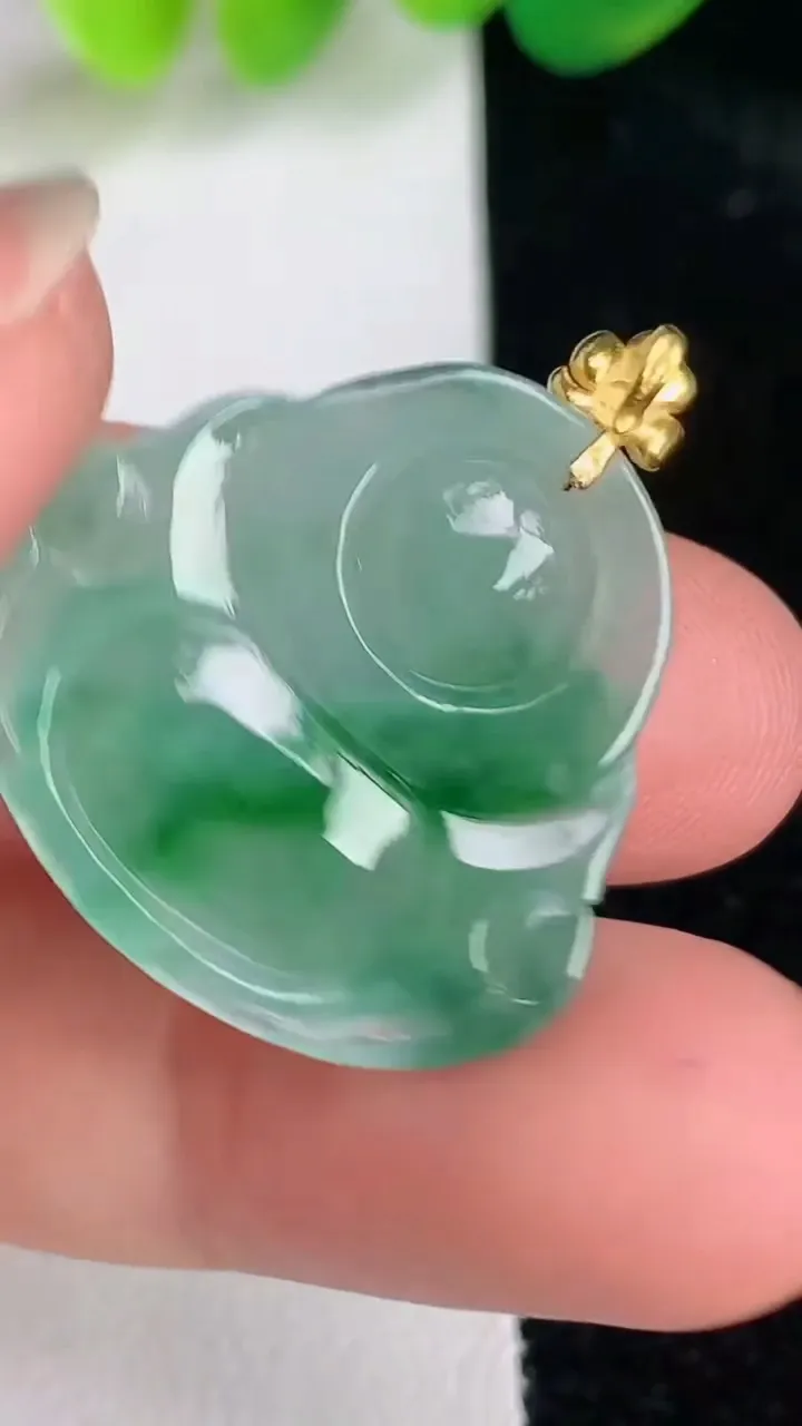 天然A货翡翠佛公吊坠，尺寸23.2-25.3-6，重量:5.17g
6月17日
