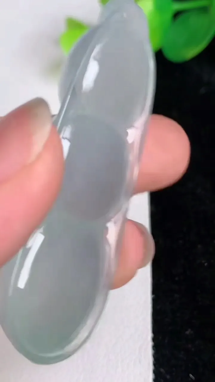 天然A货翡翠福豆吊坠，尺寸54.4-19-10，重量:18.46g
6月17日