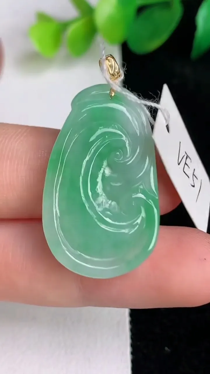 天然A货翡翠如意吊坠，尺寸30-18.3-4.7，重量:5.25g
6月17日