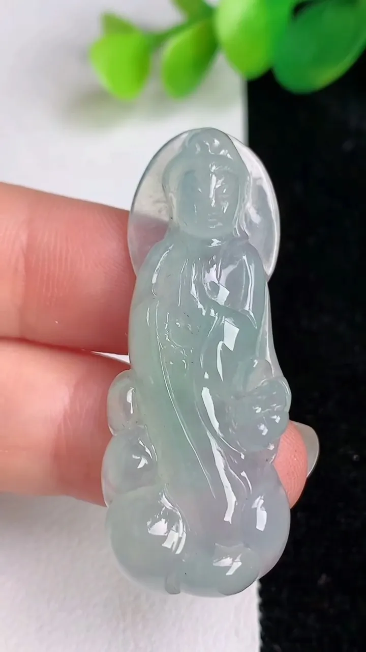 天然A货翡翠观音菩萨吊坠，尺寸43.8-17.7-6.5，重量:9.24g
6月17日