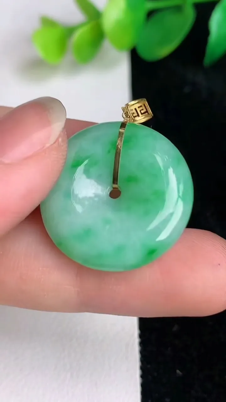 天然A货翡翠平安扣吊坠，尺寸22.7-5.2，重量:5.78g
6月17日