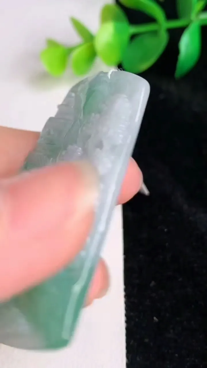 天然A货翡翠山水牌吊坠，尺寸54-38-5.4，重量:22.69g
6月17日