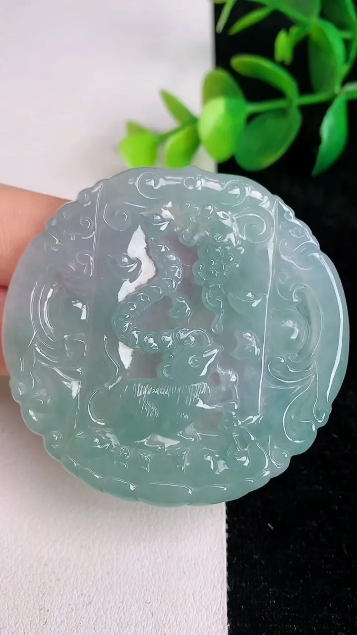 天然A货翡翠冰种飘花生肖鼠 鼠牌吊坠，尺寸53.5-54.4-4.8，重量:27.00g
6月17日