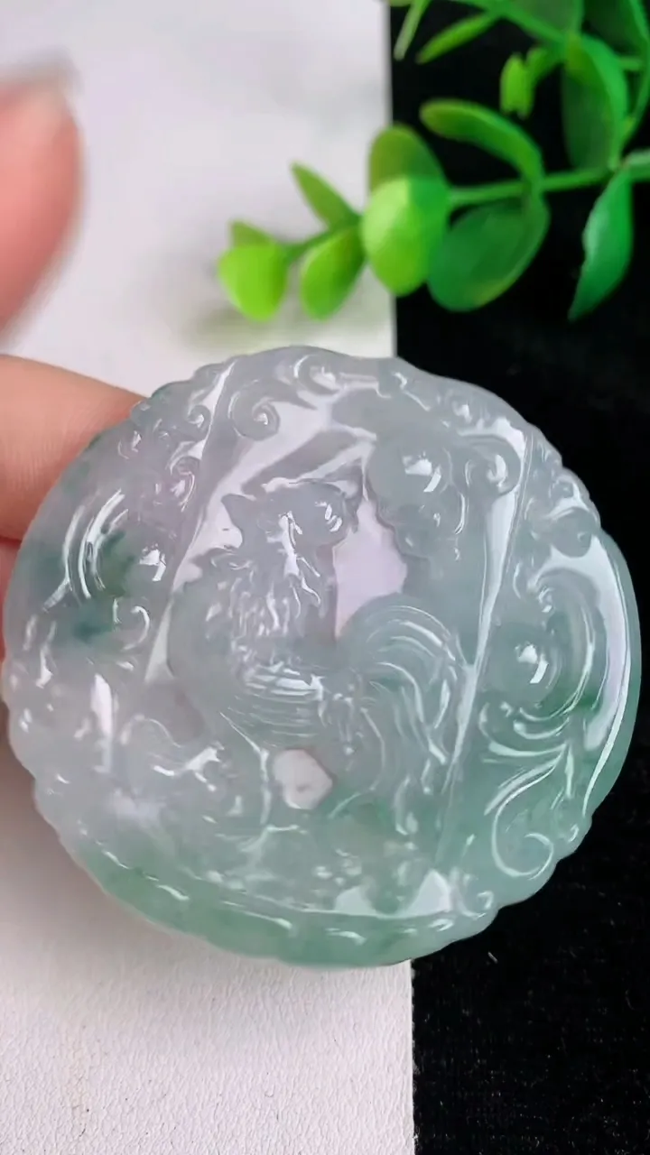 天然A货翡翠冰种飘花生肖鸡吊坠，尺寸53-53.7-4.3，重量:27.00g
6月17日