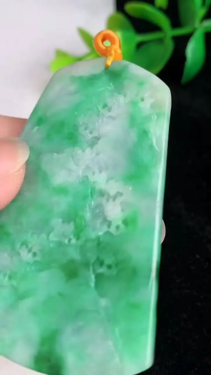 天然A货翡翠山水牌吊坠，尺寸62.7-44.7-6.3，重量:35.95g
6月17日