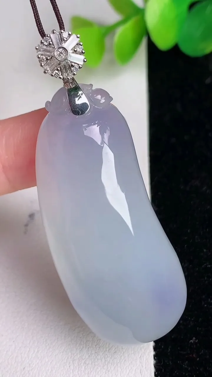 天然A货翡翠种紫罗兰福瓜吊坠，尺寸47.2-20.5-10.3，重量:22.08g
6月17日