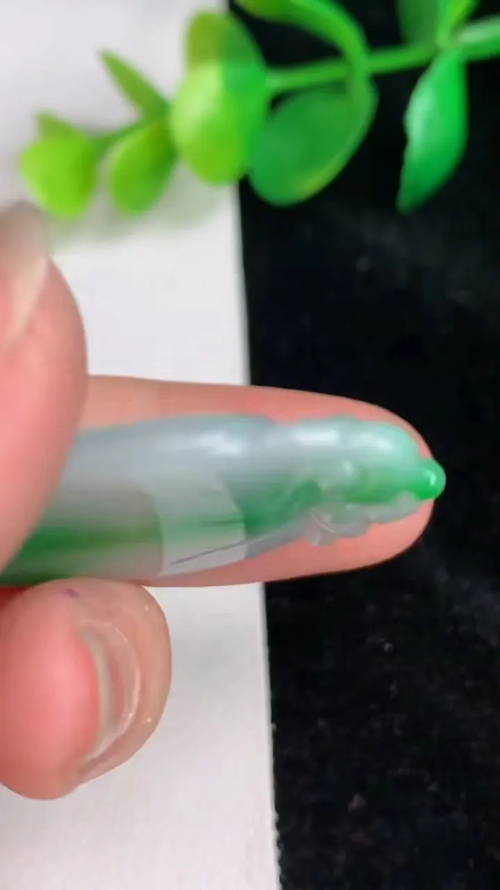 天然A货翡翠福瓜吊坠，尺寸37-21.3-5，重量:8.48g
6月17日